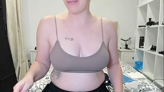 Snapshot of emmita69_ chatting on October 22, 2025, 5:40 am emmita69 online show from October 22, 2025, 5:40 am