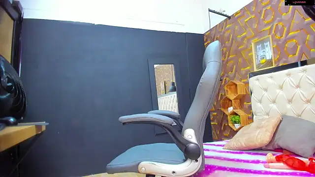 deyy madissonn online show from February 3, 2025, 8:35 pm