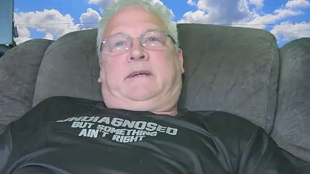 ButtCrackShowing-OOPS online show from May 15, 2026, 3:04 am