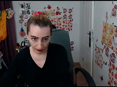 Snapshot of EvelynAngell chatting on October 7, 2025, 9:43 am EvelynAngell online show from October 7, 2025, 9:43 am
