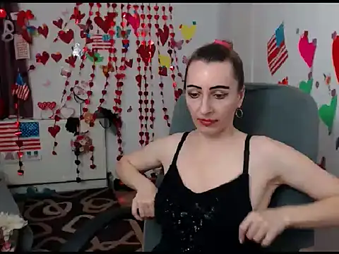 Snapshot of EvelynAngell chatting on February 5, 2025, 11:44 am EvelynAngell online show from February 5, 2025, 11:44 am