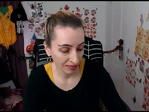 Snapshot of EvelynAngell chatting on October 14, 2025, 9:32 am EvelynAngell online show from October 14, 2025, 9:32 am