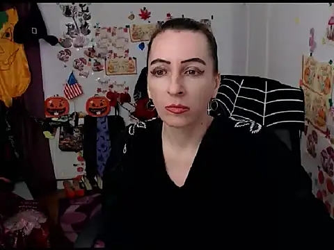 Snapshot of EvelynAngell chatting on October 13, 2025, 9:22 am EvelynAngell online show from October 13, 2025, 9:22 am