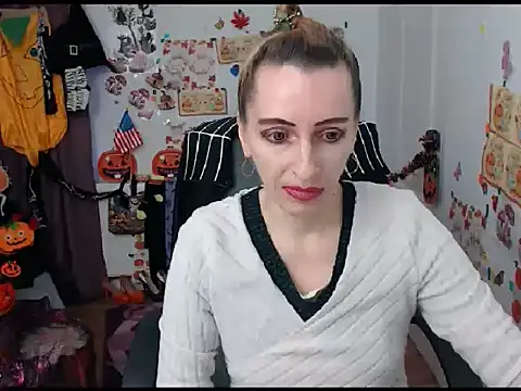 Snapshot of EvelynAngell chatting on October 20, 2025, 5:53 am EvelynAngell online show from October 20, 2025, 5:53 am