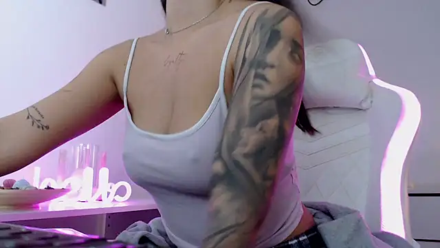 Snapshot of Simply_the_best chatting on January 6, 2026, 4:00 pm Simply the best online show from January 6, 2026, 4:00 pm