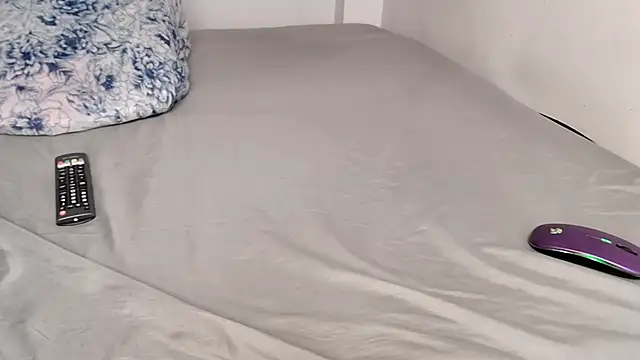 caarlywhitee online show from December 17, 2025, 1:21 am