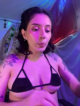 Snapshot of LiliJones_ chatting on June 1, 2026, 11:04 pm LiliJones online show from June 1, 2026, 11:04 pm