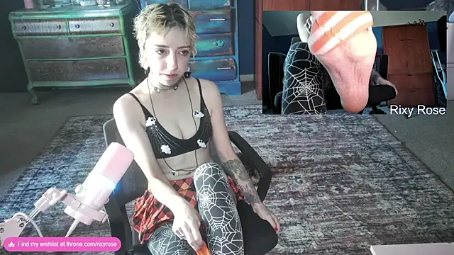 Trixyrose online show from October 31, 2025, 2:35 pm