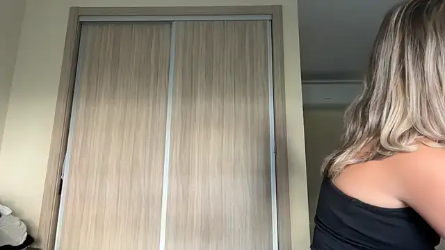 naughtyhollyxxxx online show from September 22, 2025, 7:47 am