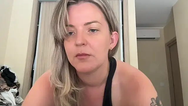 naughtyhollyxxxx online show from September 10, 2025, 2:27 pm