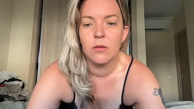 naughtyhollyxxxx online show from September 11, 2025, 8:03 am