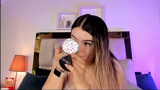 Snapshot of emmy_r chatting on February 27, 2026, 12:05 pm emmy r online show from February 27, 2026, 12:05 pm