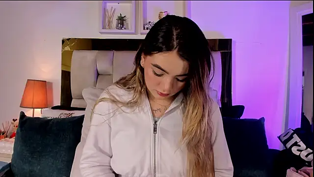 Snapshot of emmy_r chatting on February 25, 2026, 12:05 pm emmy r online show from February 25, 2026, 12:05 pm