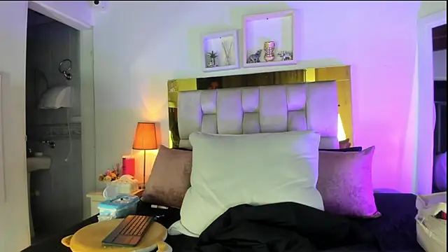 emmy r online show from October 21, 2025, 12:04 pm