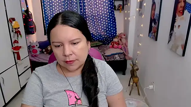 claryssa  online show from February 19, 2026, 8:39 pm