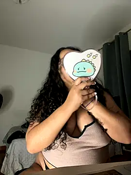 Snapshot of CurlyGirl_1 chatting on September 11, 2025, 12:10 am CurlyGirl 1 online show from September 11, 2025, 12:10 am