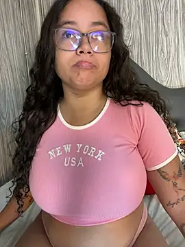 Snapshot of CurlyGirl_1 chatting on March 16, 2025, 12:33 pm CurlyGirl 1 online show from March 16, 2025, 12:33 pm