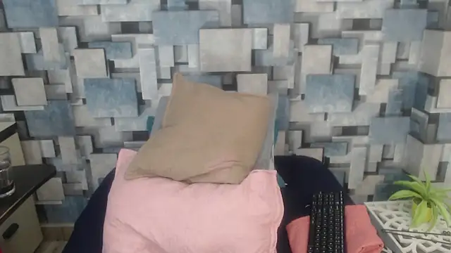 angel dthroatt online show from January 7, 2026, 12:10 pm