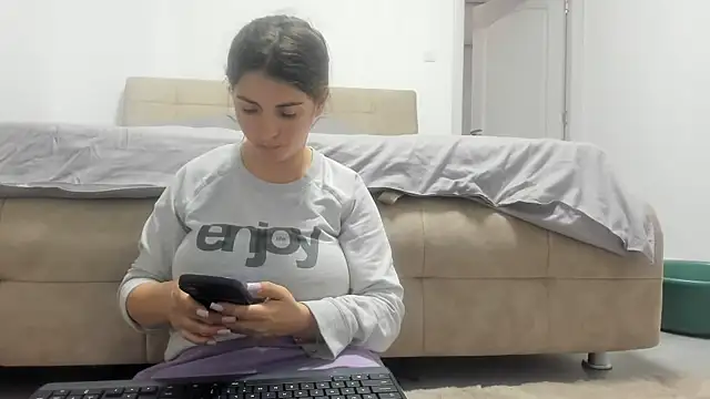 Hottalicia2 online show from March 12, 2026, 2:32 pm