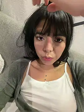 NicolRoss  online show from April 7, 2026, 11:06 pm