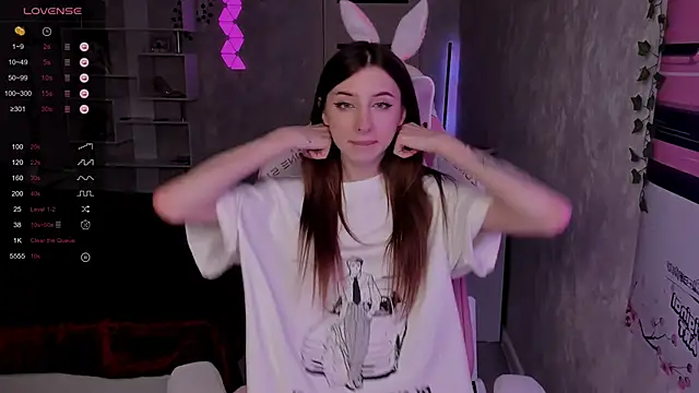 Snapshot of Polly__Hill chatting on November 10, 2025, 8:47 pm Polly Hill online show from November 10, 2025, 8:47 pm