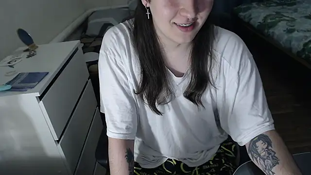 EvaMiron online show from November 21, 2025, 3:55 pm