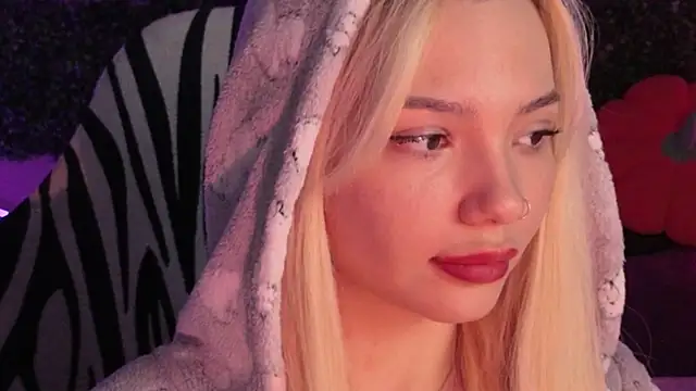 SandraBoyl online show from November 23, 2025, 8:57 am