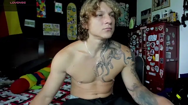 Snapshot of Tom_Krakow chatting on October 16, 2025, 3:20 pm Tom Krakow online show from October 16, 2025, 3:20 pm