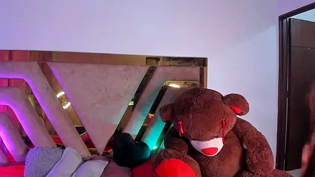 naatashamendozaa online show from February 22, 2025, 6:28 am