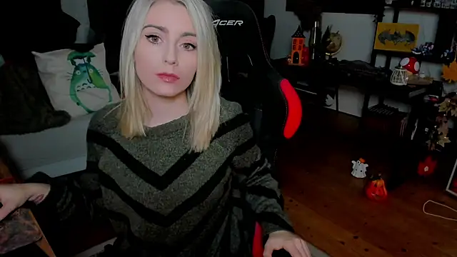 Lisaonthemoon online show from October 22, 2025, 5:56 pm