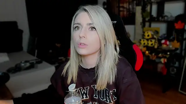 Lisaonthemoon online show from September 23, 2025, 4:47 pm