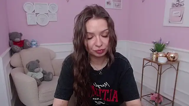 LucySkilar online show from November 28, 2025, 6:46 am