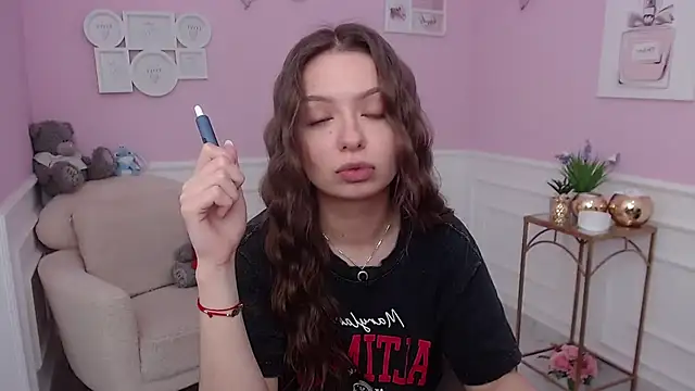 LucySkilar online show from November 27, 2025, 6:03 am