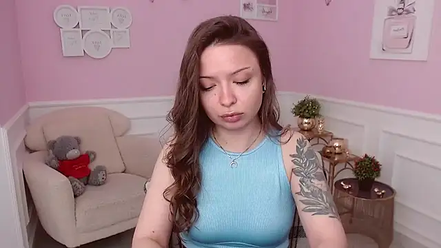 LucySkilar online show from April 7, 2026, 4:14 am