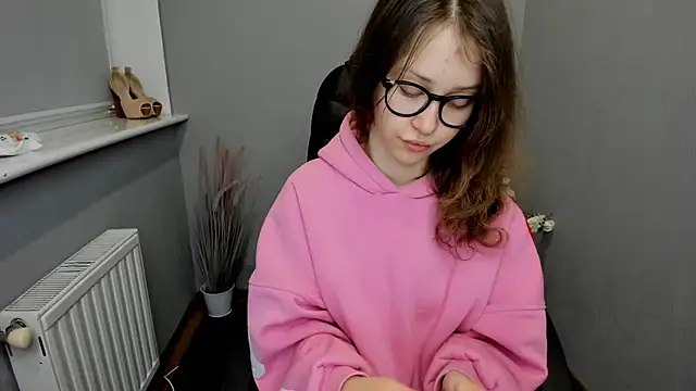 Snapshot of AfinaCutie chatting on January 23, 2025, 1:35 pm AfinaCutie online show from January 23, 2025, 1:35 pm
