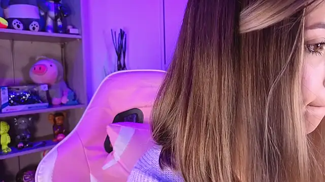 EmilyMiller  online show from April 20, 2026, 3:13 pm