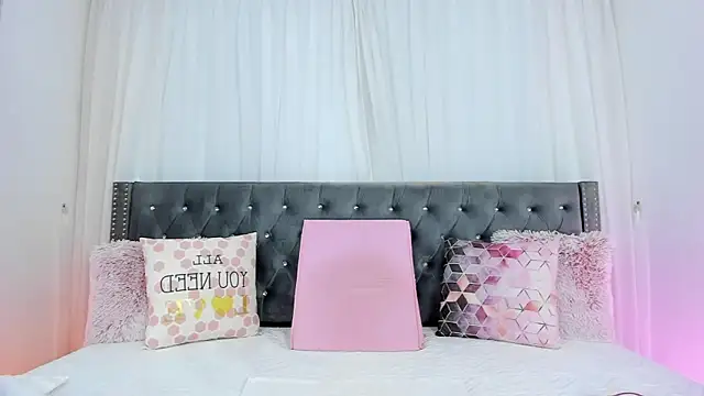 Snapshot of IsabellaJames chatting on October 30, 2025, 12:03 pm IsabellaJames online show from October 30, 2025, 12:03 pm