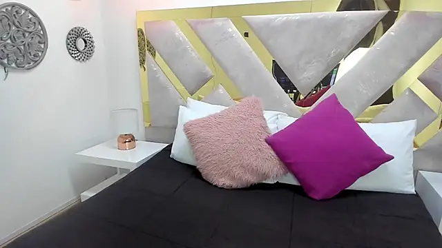 Snapshot of Oriana_Guzman chatting on February 19, 2025, 2:33 pm Oriana Guzman online show from February 19, 2025, 2:33 pm