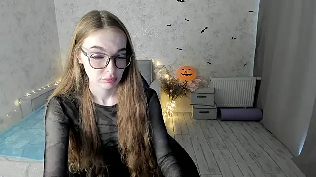 Snapshot of LissaCain chatting on October 8, 2025, 7:32 am LissaCain online show from October 8, 2025, 7:32 am