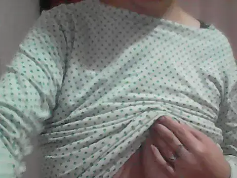 Snapshot of AnaXBerry chatting on February 5, 2026, 6:04 pm AnaXBerry online show from February 5, 2026, 6:04 pm