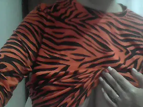 Snapshot of AnaXBerry chatting on March 4, 2026, 6:10 am AnaXBerry online show from March 4, 2026, 6:10 am