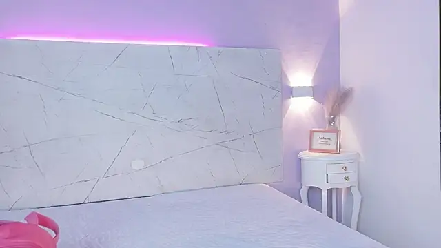 AbrilBrent online show from September 26, 2025, 8:05 pm