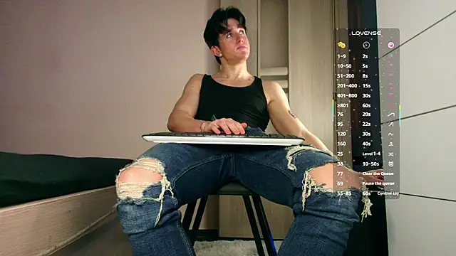 Snapshot of ChristianLevine_ chatting on January 6, 2026, 4:11 pm ChristianLevine online show from January 6, 2026, 4:11 pm