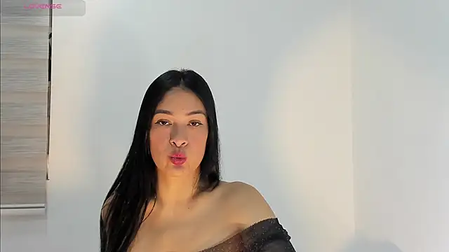 Snapshot of bella_hadid1_ chatting on October 4, 2025, 7:48 pm bella hadid1  online show from October 4, 2025, 7:48 pm