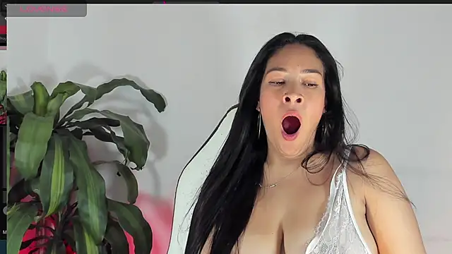 Snapshot of bella_hadid1_ chatting on March 8, 2025, 3:35 pm bella hadid1  online show from March 8, 2025, 3:35 pm