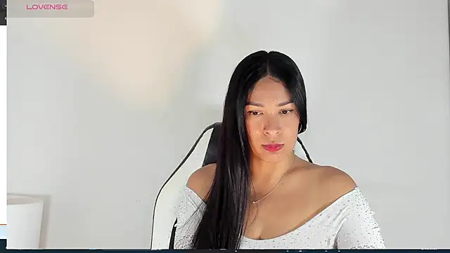 Snapshot of bella_hadid1_ chatting on March 2, 2025, 5:52 pm bella hadid1  online show from March 2, 2025, 5:52 pm
