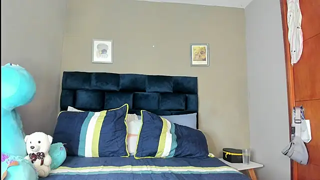 nathaliefox online show from October 19, 2025, 4:21 pm