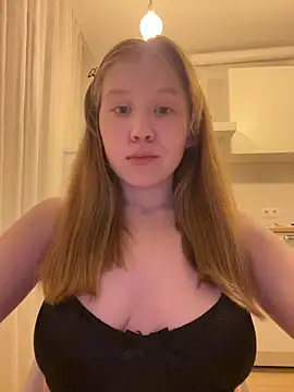 Snapshot of Eva_Weyne chatting on May 5, 2026, 8:45 pm Eva Weyne online show from May 5, 2026, 8:45 pm