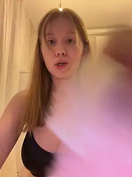 Snapshot of Eva_Weyne chatting on May 10, 2026, 9:05 pm Eva Weyne online show from May 10, 2026, 9:05 pm