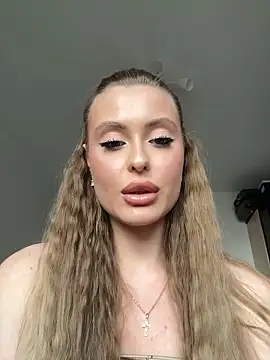 Snapshot of Sweet__Milly chatting on May 18, 2026, 2:33 pm Sweet Milly online show from May 18, 2026, 2:33 pm
